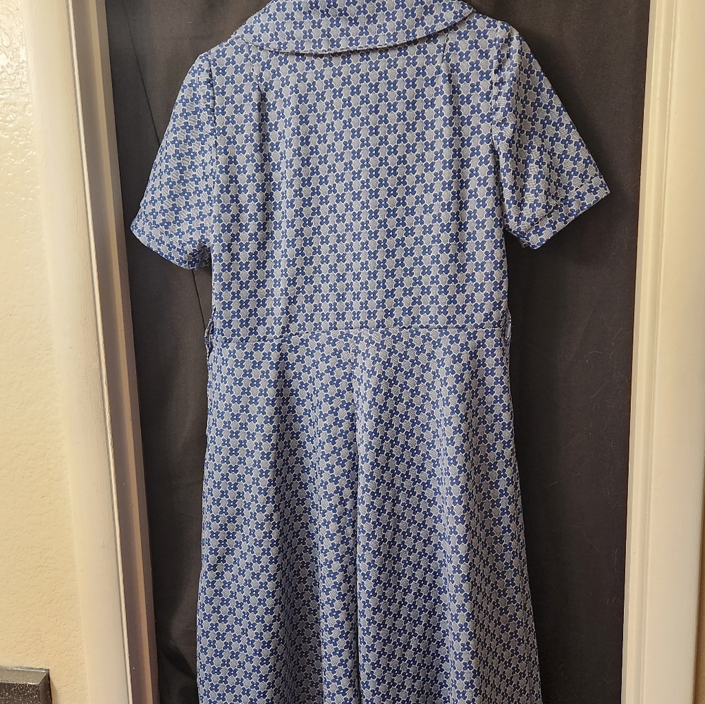 1970's short sleeve dress. Blue & white. Buttons in front, zips up side.